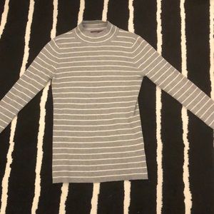 KERISMA Grey and white mock turtleneck